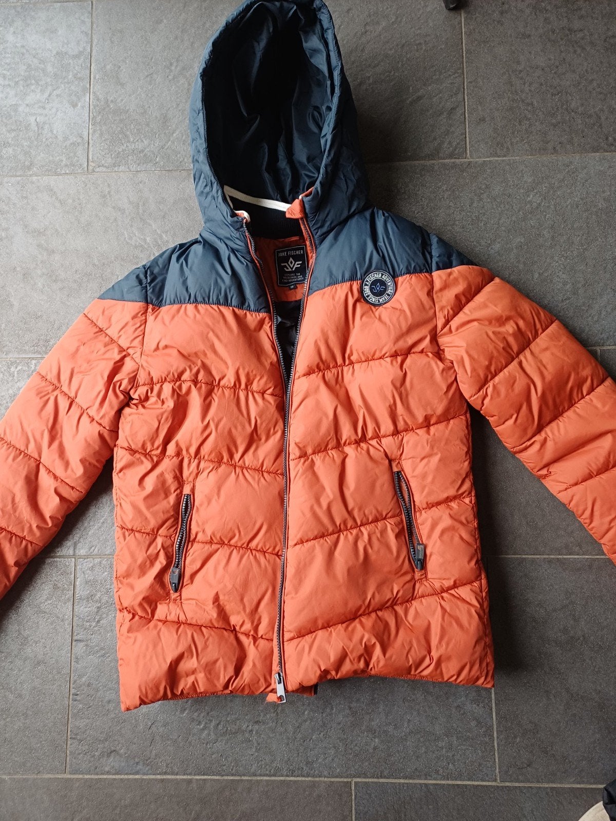 Jake Fischer winterjas maat 188 oranje/blauw, Gebruikt, Ophalen of Verzenden, Jake Fischer, Jongen