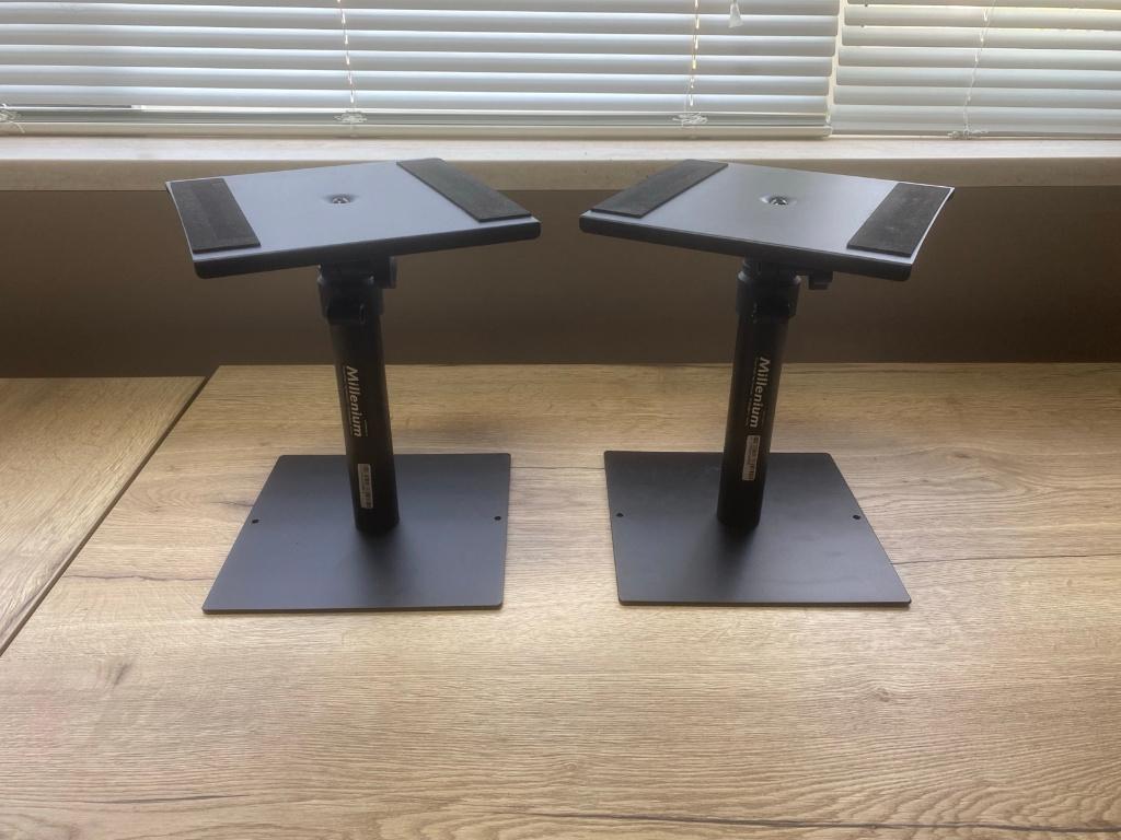 2x Millenium Desktop Monitor Stand DM2, Muziek en Instrumenten, Standaards, Zo goed als nieuw, Speaker, Ophalen