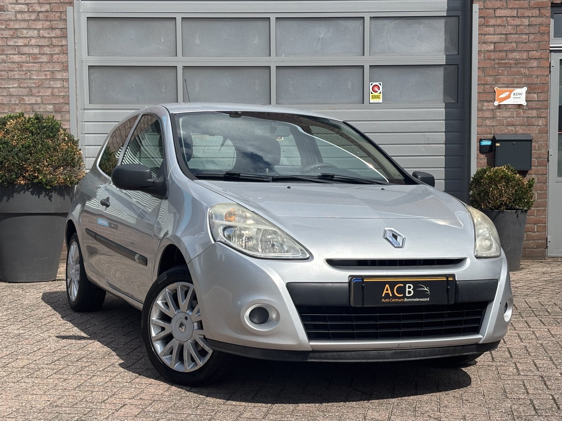 Renault Clio 1.2 Special Line Navigatie, Parrot Carkit, Gebruikt, Zwart, 4 cilinders, 1055 kg