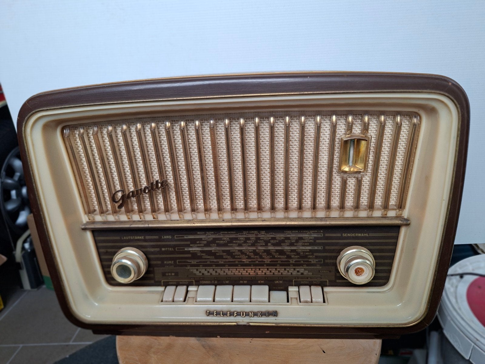 Telefunken buizenradio speelt., Ophalen