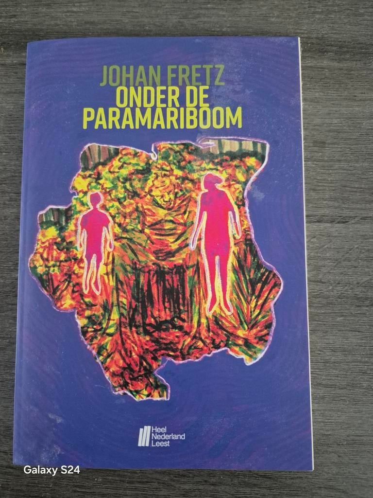 Johan Fretz - Onder de Paramariboom (Heel Nederland Leest), Ophalen of Verzenden, Zo goed als nieuw, Johan Fretz, Nederland