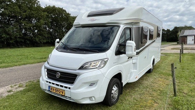 Carado T449 | Slechts 81.988 km | Zeer compleet | Queensbed, Ringverwarming, Luifel, Fiat, Gaslek-detector