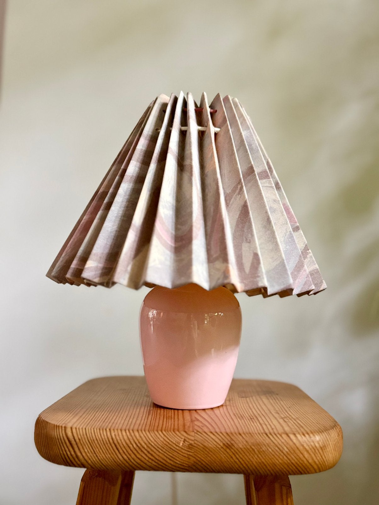 Vintage pastelkleurig keramieken tafellampje met plisse kap, Ophalen of Verzenden, Zo goed als nieuw, Vintage