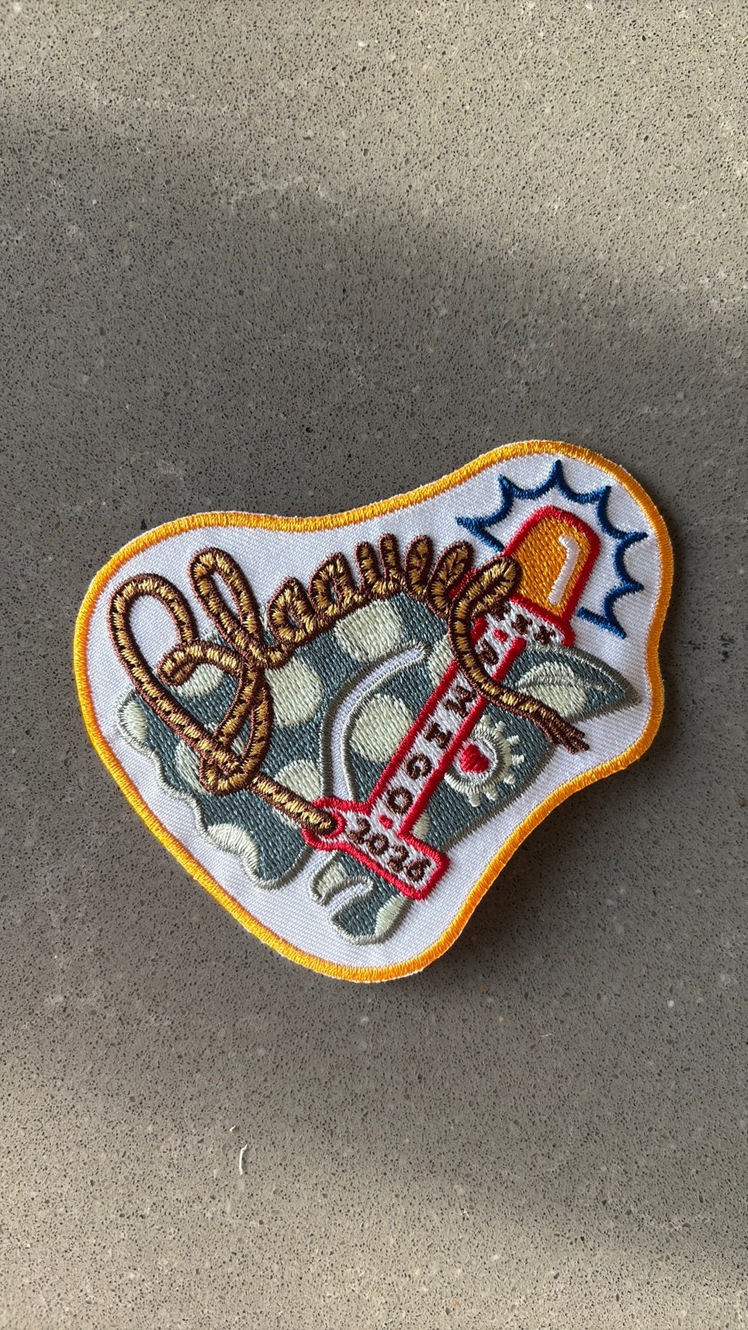 Embleem carnaval politie 2026, Ophalen of Verzenden, Nieuw, Carnaval, Accessoires