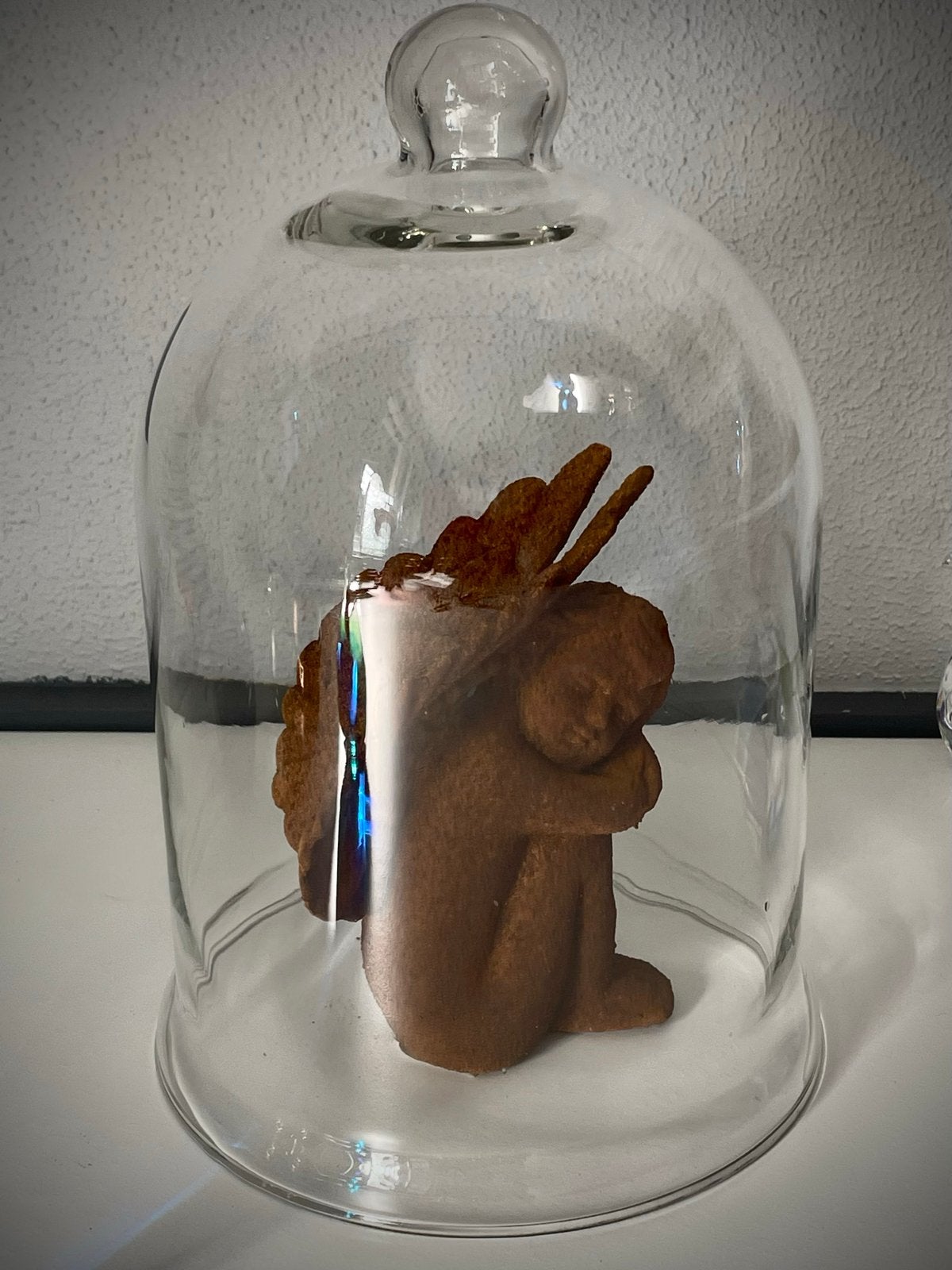 Decoratieve engel onder grote glazen stolp, Huis en Inrichting, Gebruikt, Overige stijlen, Ophalen of Verzenden, Glas
