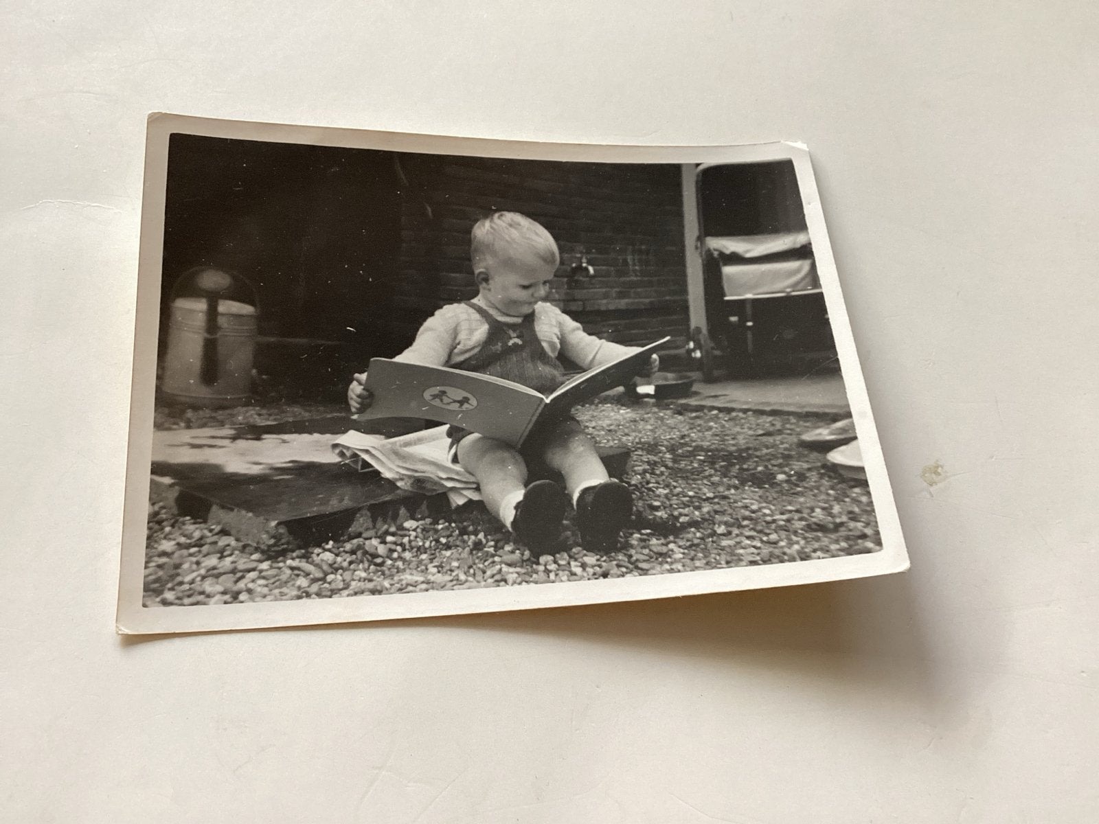 Delft Dirk Jan Bragaar foto: Kind leest boek, 1939.  6x9 cm, Verzamelen, Gebruikt, Foto, Ophalen of Verzenden, Voor 1940