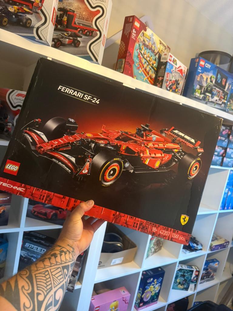 Lego 42207 ferrari sf-24 nieuw in doos, Ophalen of Verzenden, Zo goed als nieuw