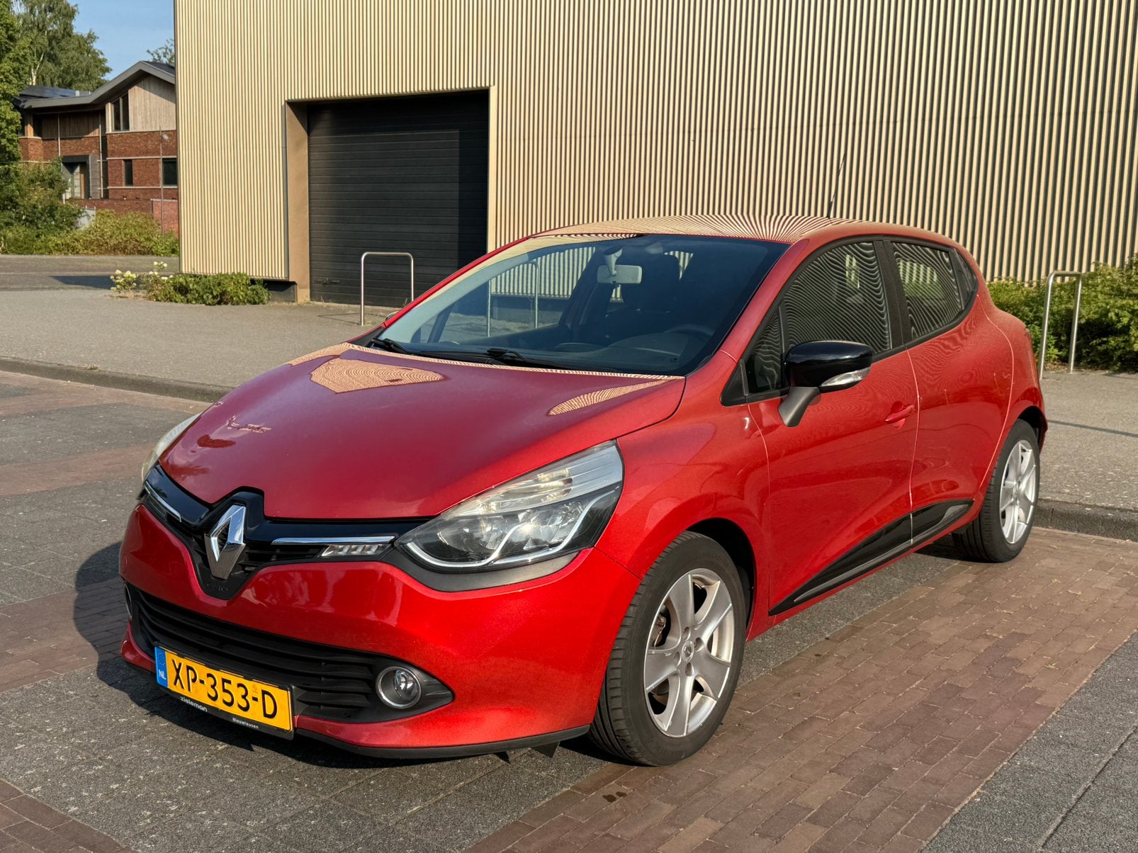 Renault Clio 0.9 TCE 2013 | Airco, Cruise Control, Navigatie, Auto's, Voorwielaandrijving, Stof, 40 €/maand, Zwart