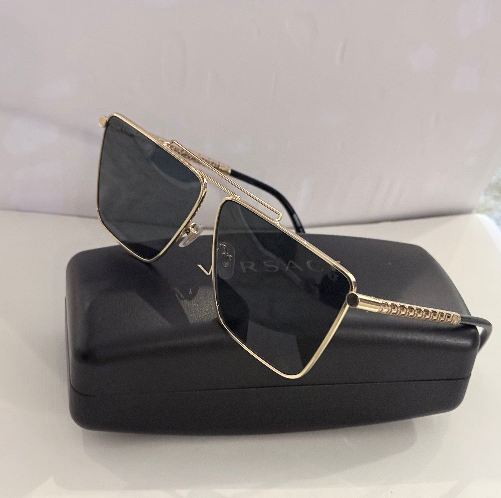 Originele Versace zonnebril – Unisex | Zo goed als nieuw, Overige merken, Zonnebril, Verzenden, Zwart