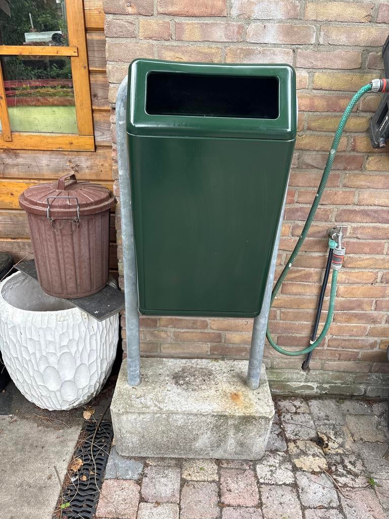 Stoere prullenbak/afvalbak op betonnen voet bv. bij mancave, Huis en Inrichting, Woonaccessoires | Prullenbakken, Gebruikt, Metaal