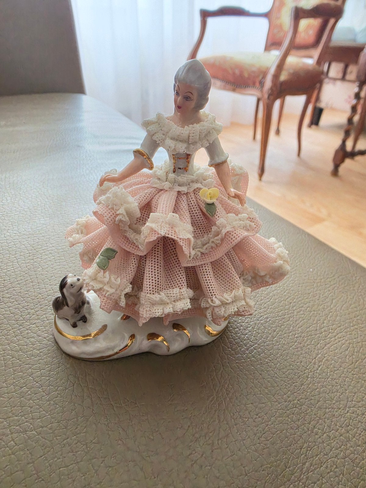 Vintage Dresden Porseleinen Beeldje Dame met Hondje, Antiek en Kunst, Ophalen