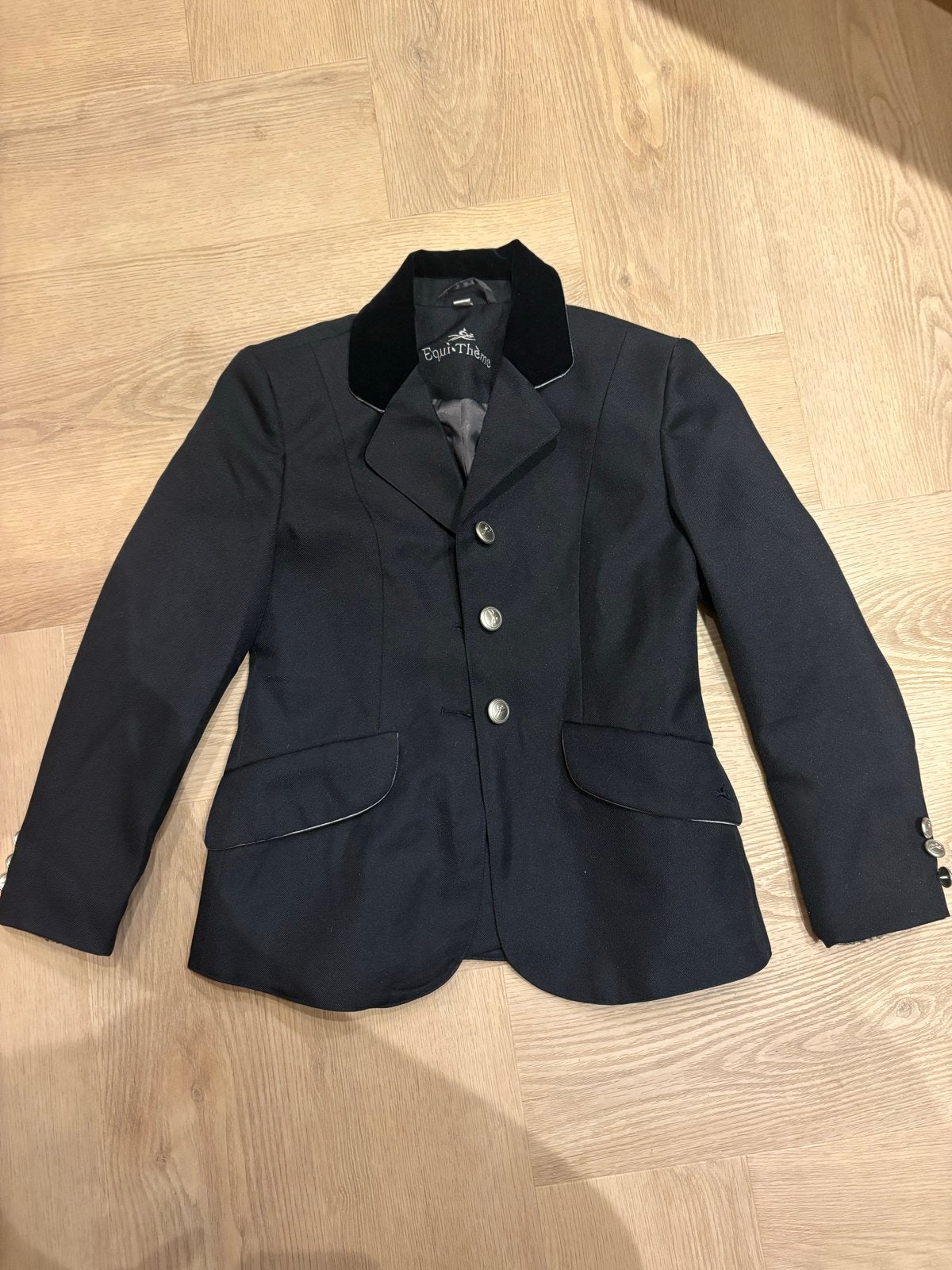 Wedstrijdjasje EquiTheme voor 8 jarige, Dieren en Toebehoren, Paardrijkleding, Ophalen, Zo goed als nieuw, Dressuur, Bovenkleding