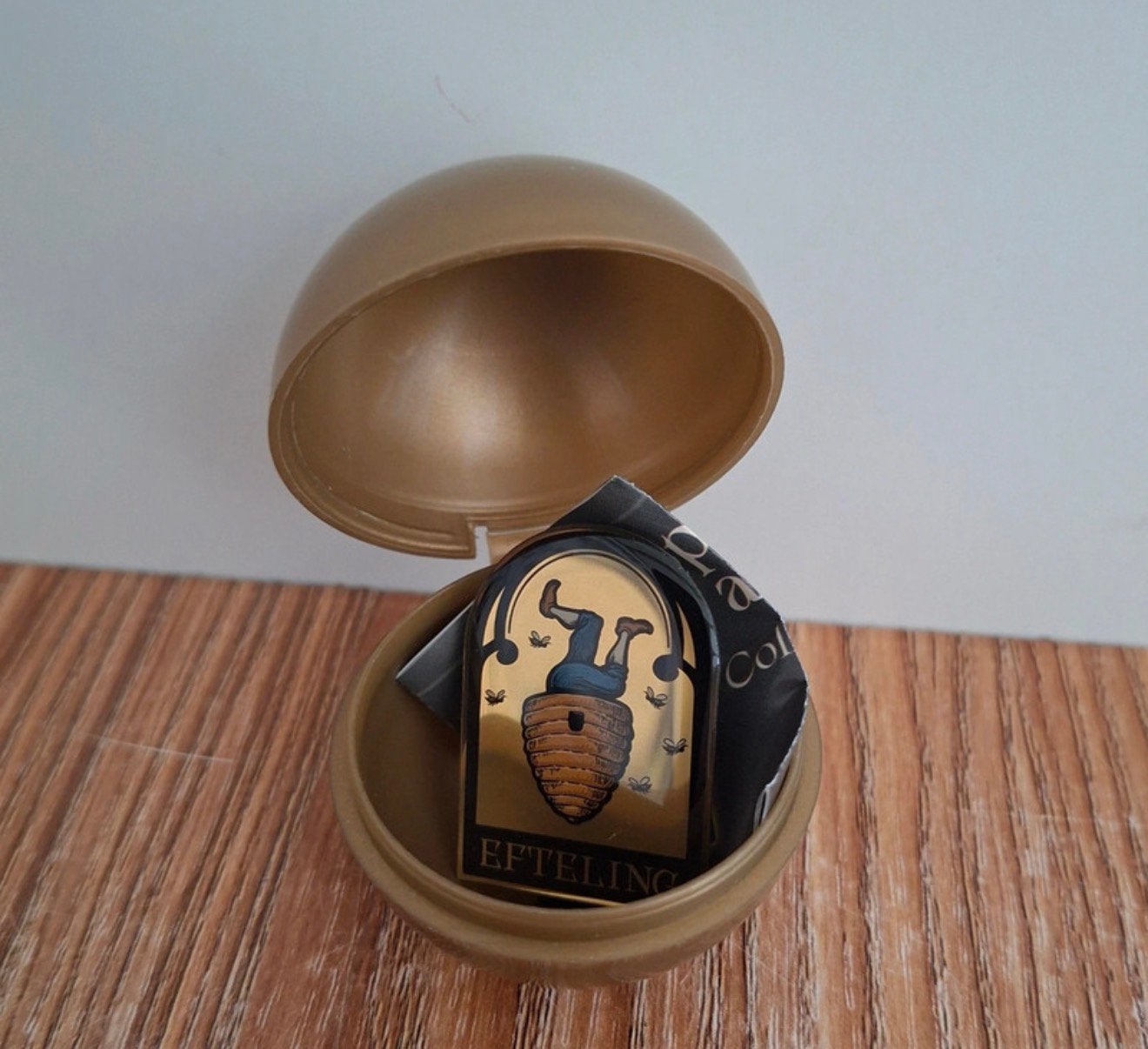 Efteling Pin Smidje ’t Korfje verzamelpin origineel doosje, Ophalen of Verzenden, Zo goed als nieuw, Button of Speldje