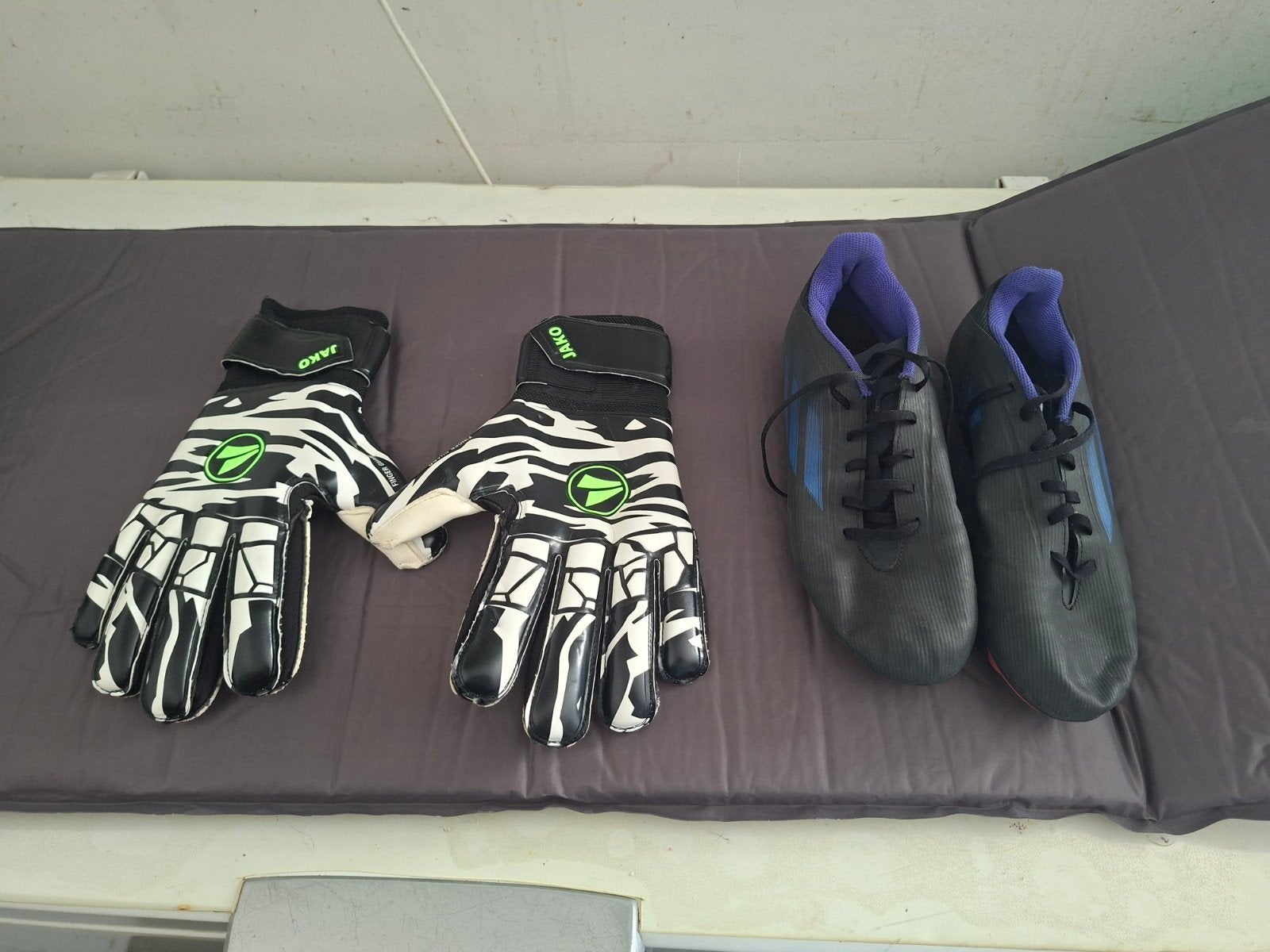 Z.g.a.n Adidas voetbal schoenen en Jakko keeperhandschoenen, Maat XS of kleiner, Ophalen of Verzenden, Zo goed als nieuw, Schoenen