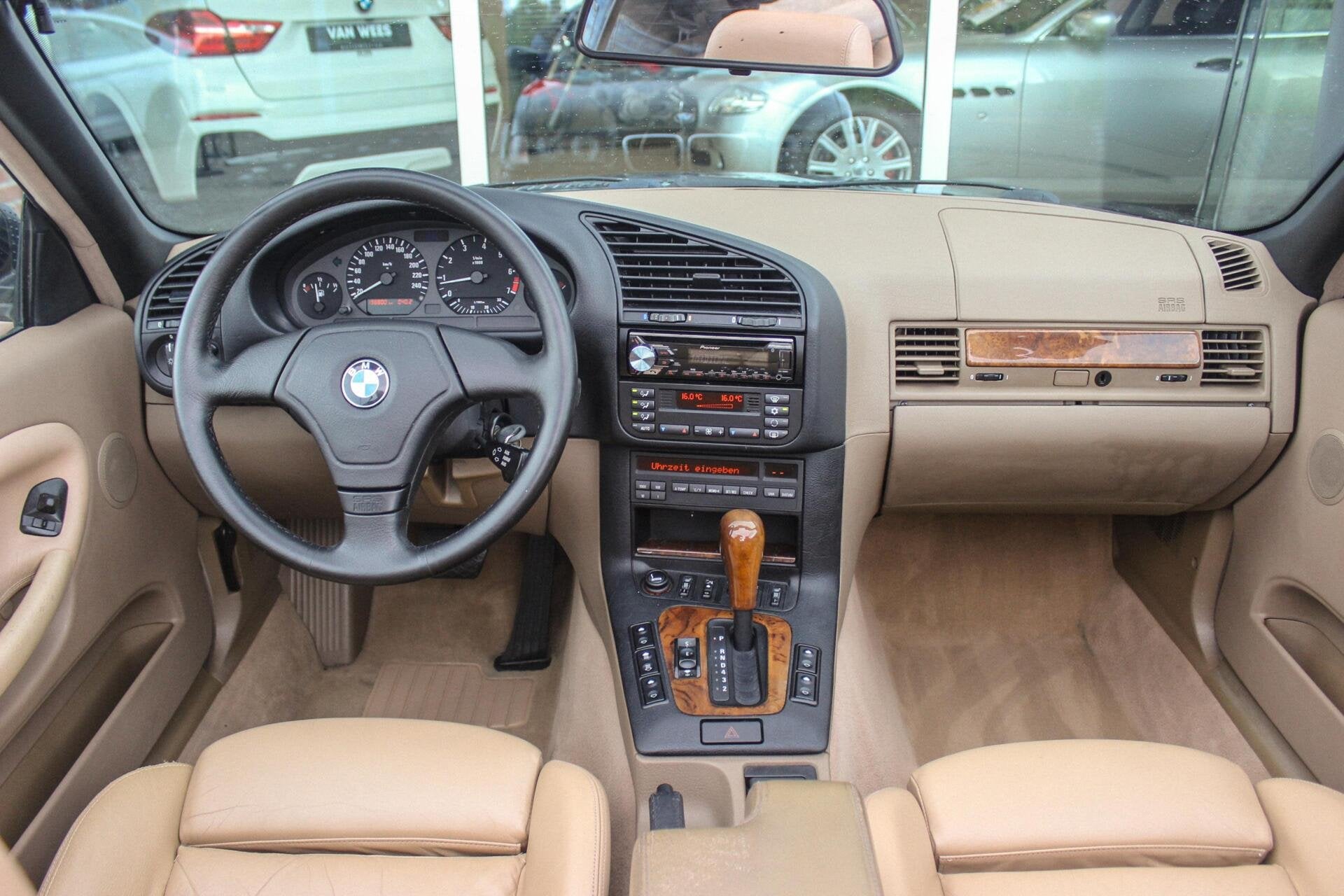 BMW 3-serie Cabrio 320i E36 Executive | NL auto | 6 cilinder, Achterwielaandrijving, Gebruikt, Beige, 4 stoelen