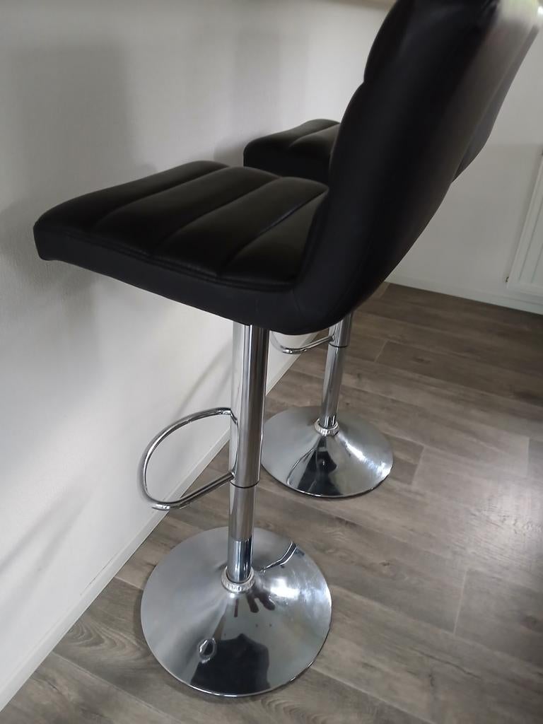 Te koop: 2 verstelbare barkrukken, Huis en Inrichting, Barkrukken, Ophalen, Kunststof, Met voetsteun, 60 tot 90 cm