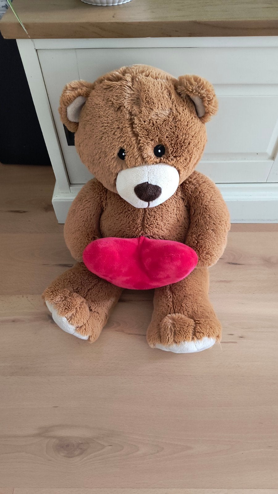 Schattige bruine teddybeer met rood hartje, Beer, Ophalen of Verzenden, Zo goed als nieuw, Middelgroot (20 tot 80 cm)