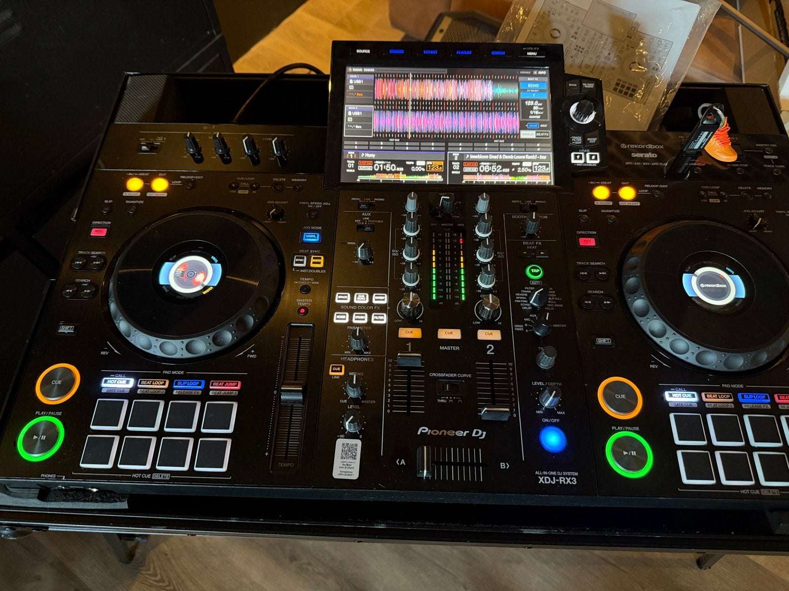 Foto 2 van Pioneer XDJ RX3 + Odyssey flightcase