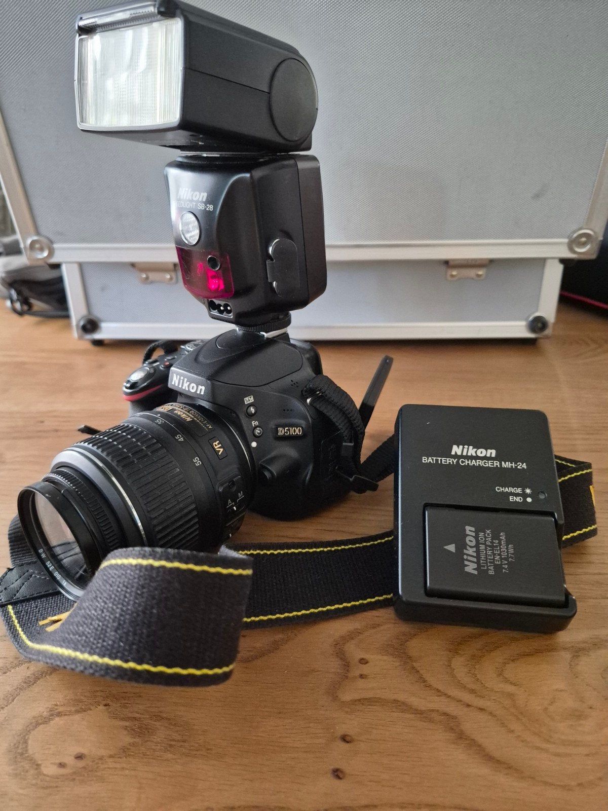 Nikon D5100 Spiegelreflexcamera met lens en flitser, Gebruikt, Spiegelreflex, Ophalen of Verzenden, 4 t/m 7 keer