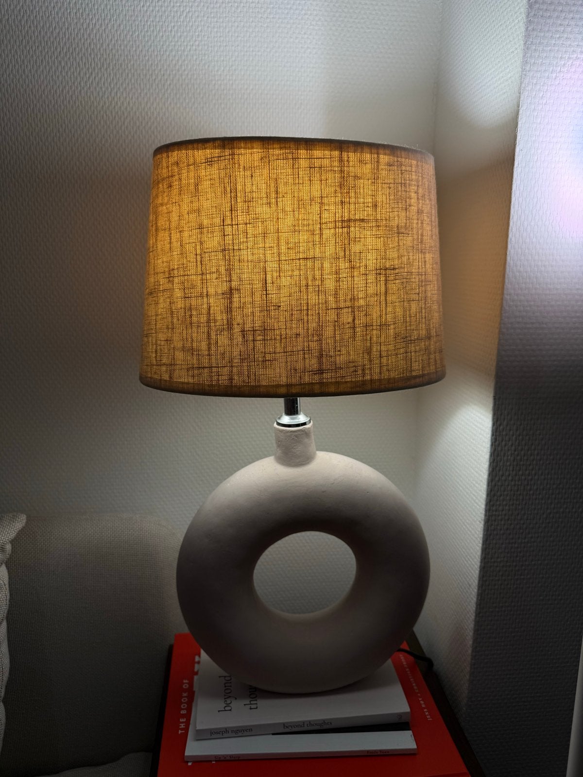 Moderne tafellamp met stoffen kap en unieke voet, Huis en Inrichting, Beige, Overige merken, Keramiek, Met kap