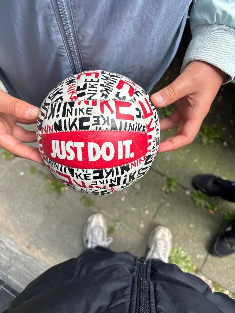 Nike volleybal - Zo goed als nieuw, onderhandelbaar, Ophalen of Verzenden, Zo goed als nieuw, Bal