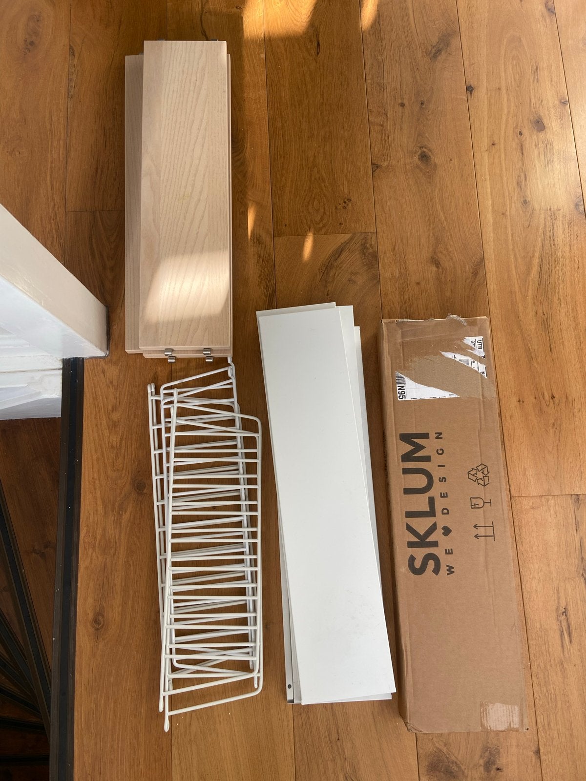 Sklum wandrek met planken - wit en hout, Huis en Inrichting, Woonaccessoires | Wandplanken en Boekenplanken, Ophalen, Gebruikt