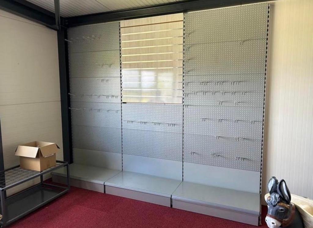 Slatwall wandpresentatie 8m breed, 248cm hoog, incl. haken, Ophalen, Zo goed als nieuw
