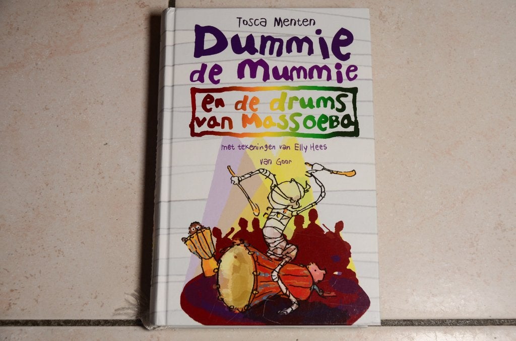 Dummie de Mummie en de drums van Massoeba Tosca Menten dl 7, Ophalen of Verzenden, Zo goed als nieuw, Fictie algemeen