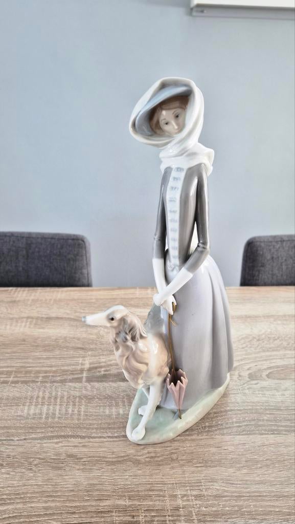 Lladro Porseleinen Beeldje Dame met Hond en Paraplu, Verzamelen, Beelden en Beeldjes, Ophalen, Zo goed als nieuw, Mens