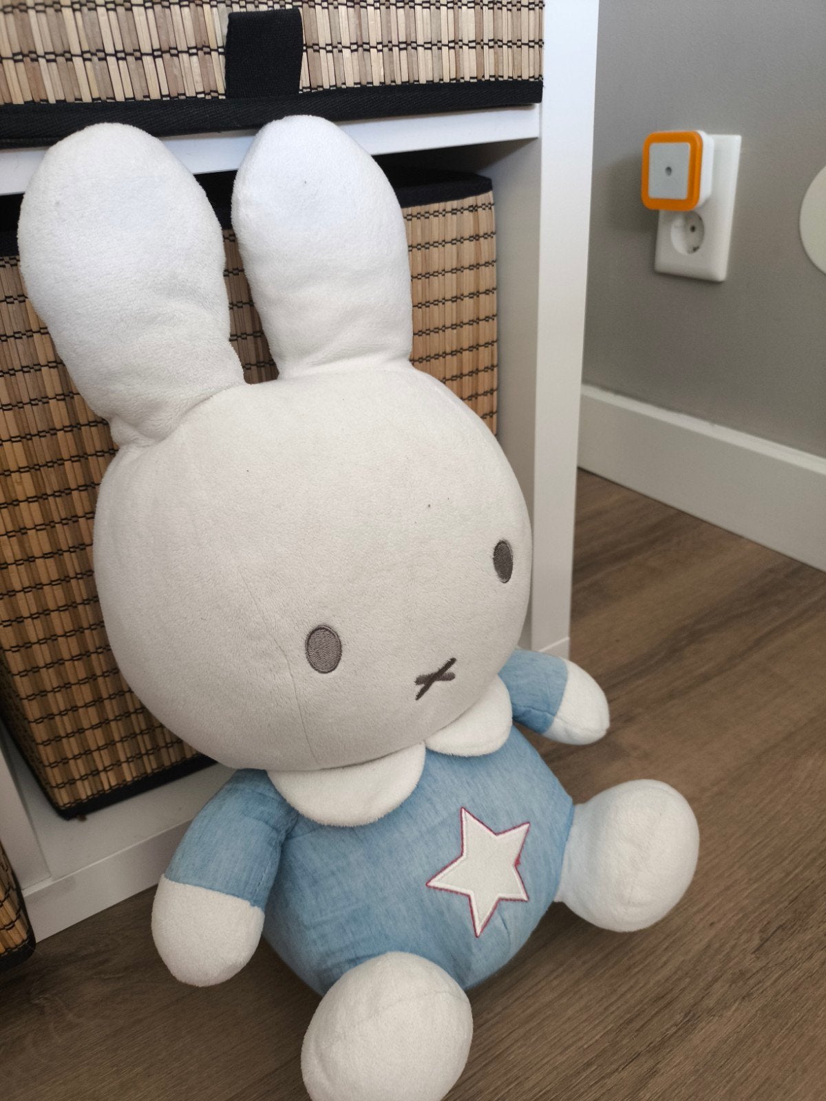 Grote Nijntje knuffel met blauw pakje en ster, Kinderen en Baby's, Overige merken, Konijn, Nijntje, Ophalen of Verzenden