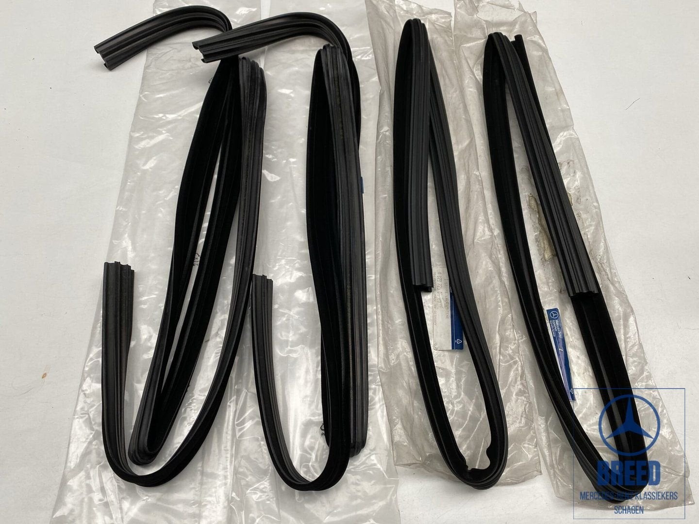 NOS set raamgeleidrubbers voor Mercedes-Benz W123, -, Nieuw, Ophalen of Verzenden, -