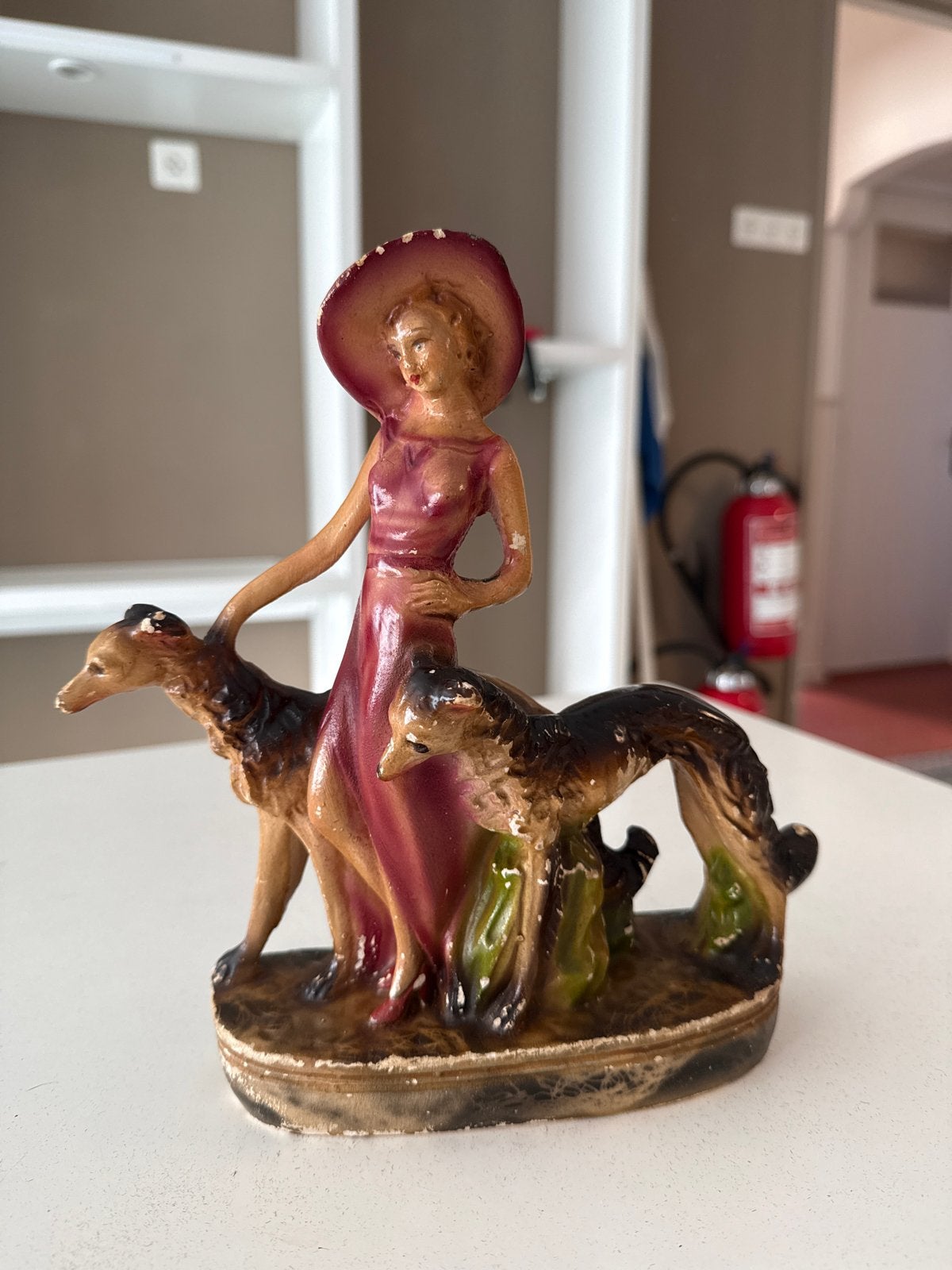 Vintage beeldje dame met honden, Ophalen of Verzenden