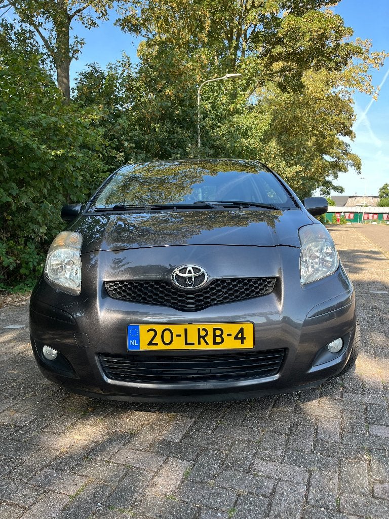 Toyota Yaris 1.3 16V Vvt-i 3DR MMT 2010 Grijs, Stof, 40 €/maand, 750 kg, 4 cilinders