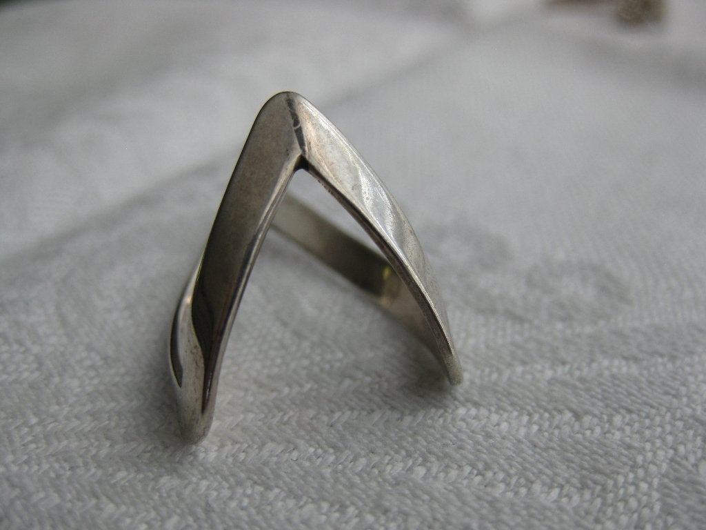 Zilveren ring met bijzonder ontwerp, nieuw., Nieuw, Ophalen of Verzenden, Kleiner dan 17, Dame