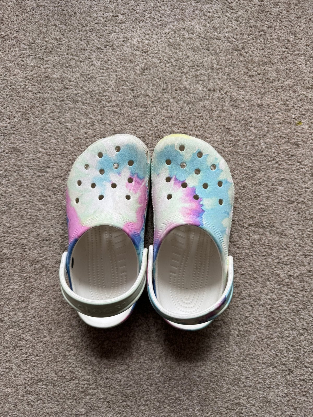 Crocs Tie-Dye Klompen - Zo goed als nieuw, Kinderen en Baby's, Kinderkleding | Schoenen en Sokken, Ophalen of Verzenden, Zo goed als nieuw