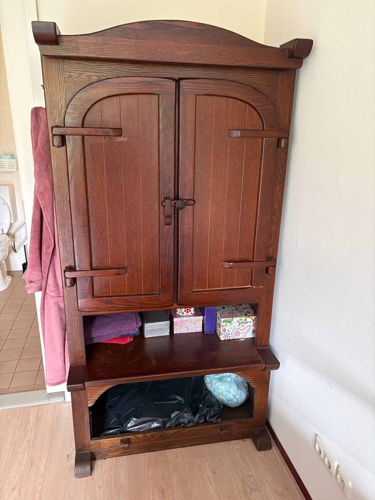 2 Vintage houten kasten met deuren en open vakken, Ophalen