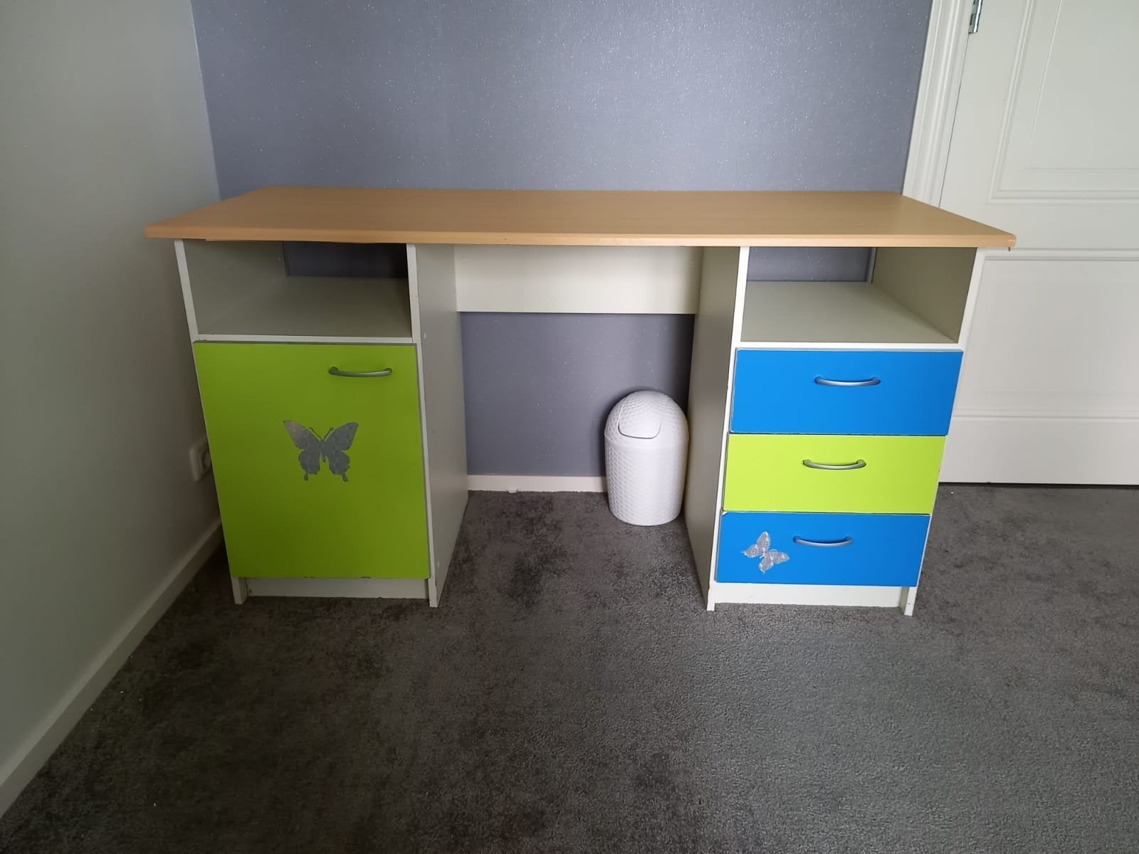 Leuk en functioneel kinderbureau met opbergruimte, Ophalen, Met lades, Gebruikt, Hout