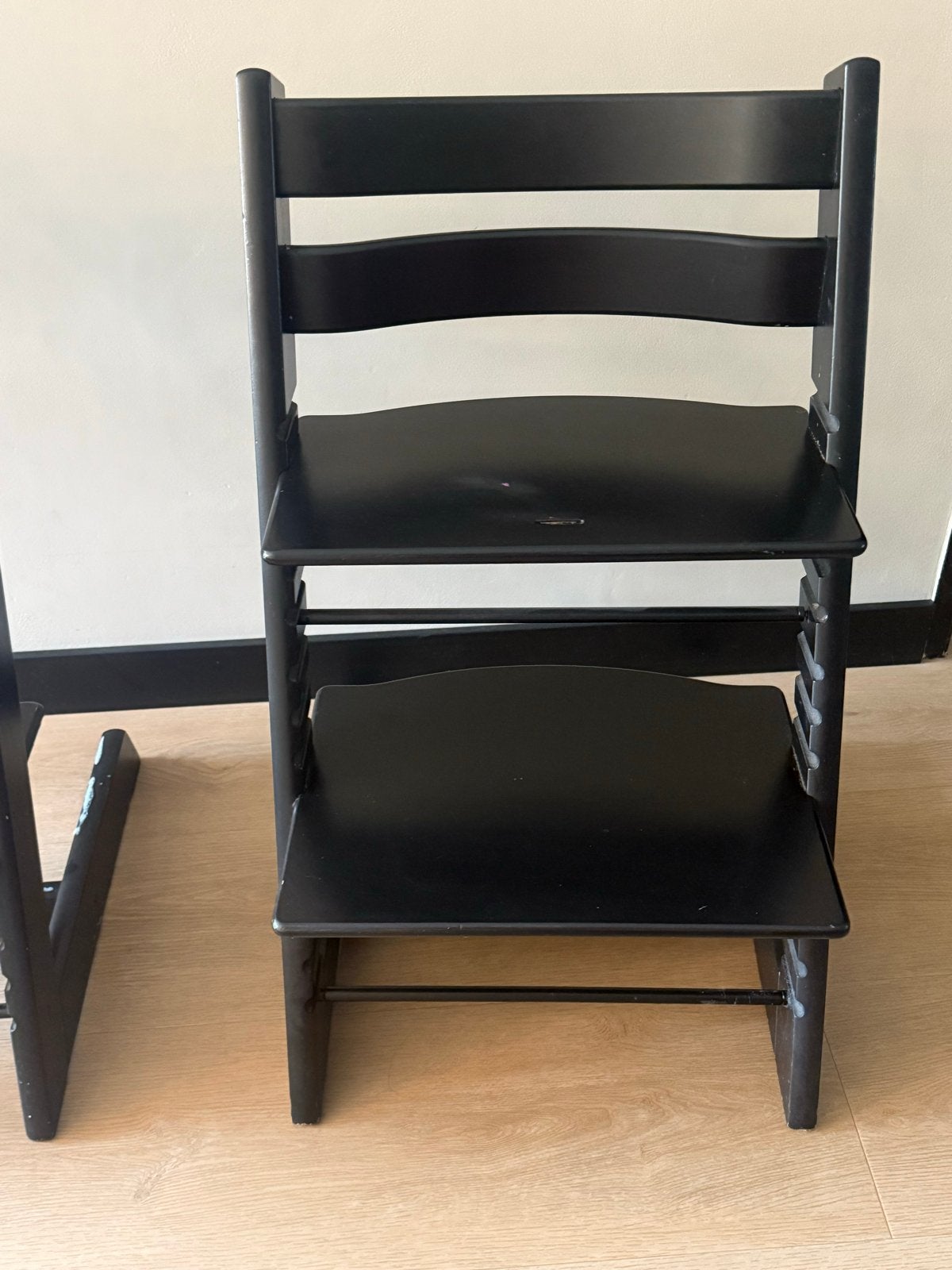 2 zwarte Stokke trip trap stoelen, Ophalen, Gebruikt, Meegroeistoel, Aanschuifbaar