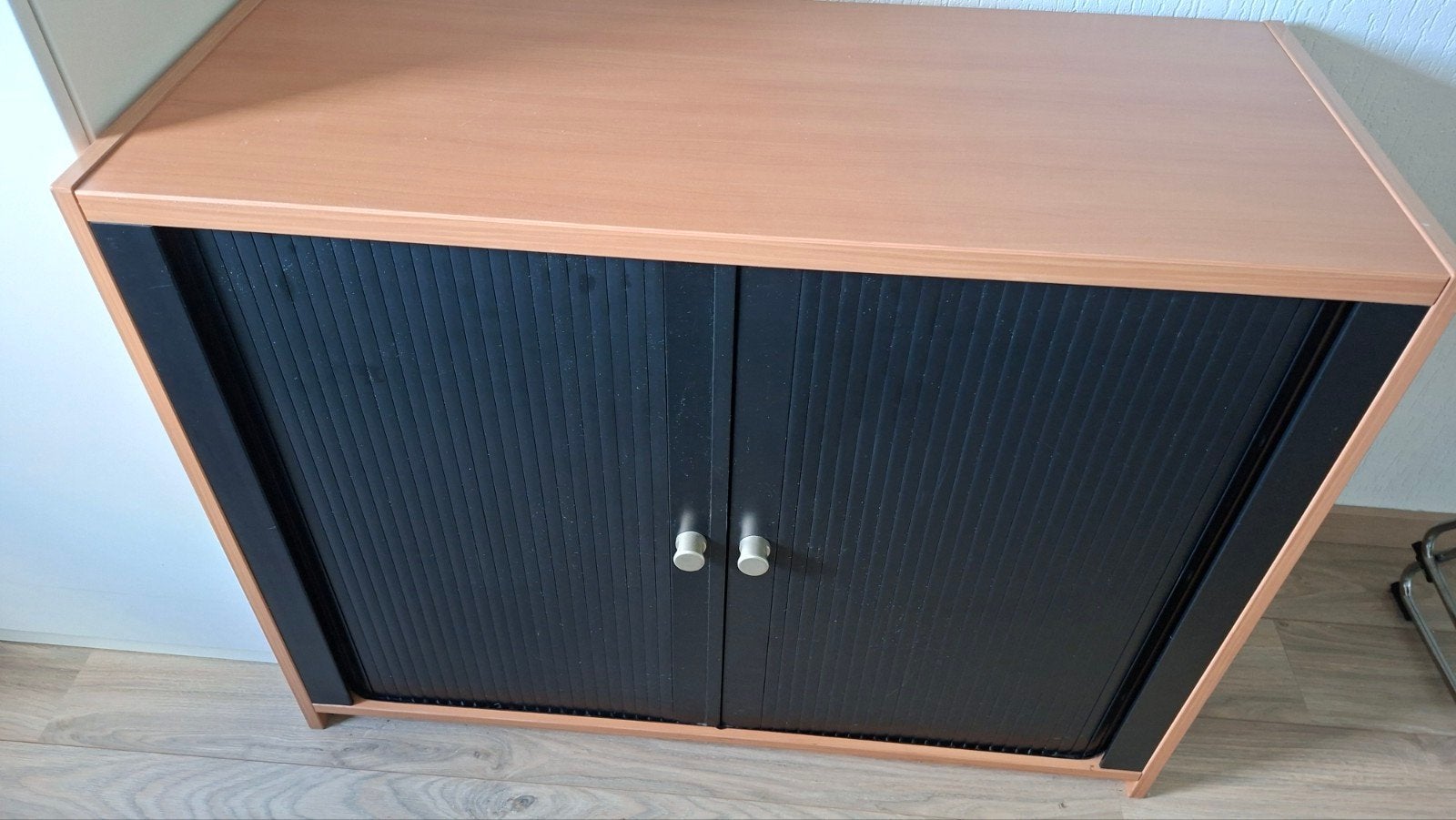 als nieuw roldeur kast met legplank, Huis en Inrichting, Ophalen, 100 tot 150 cm, Zo goed als nieuw, Minder dan 100 cm