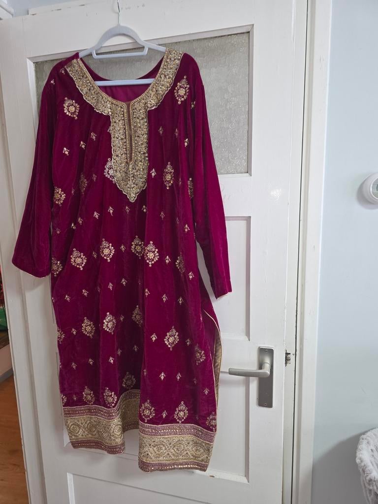 Bordeauxrode fluwelen indiase kleding met goud borduursel, Kleding | Dames, Gelegenheidskleding, Overige typen, Maat 46/48 (XL) of groter
