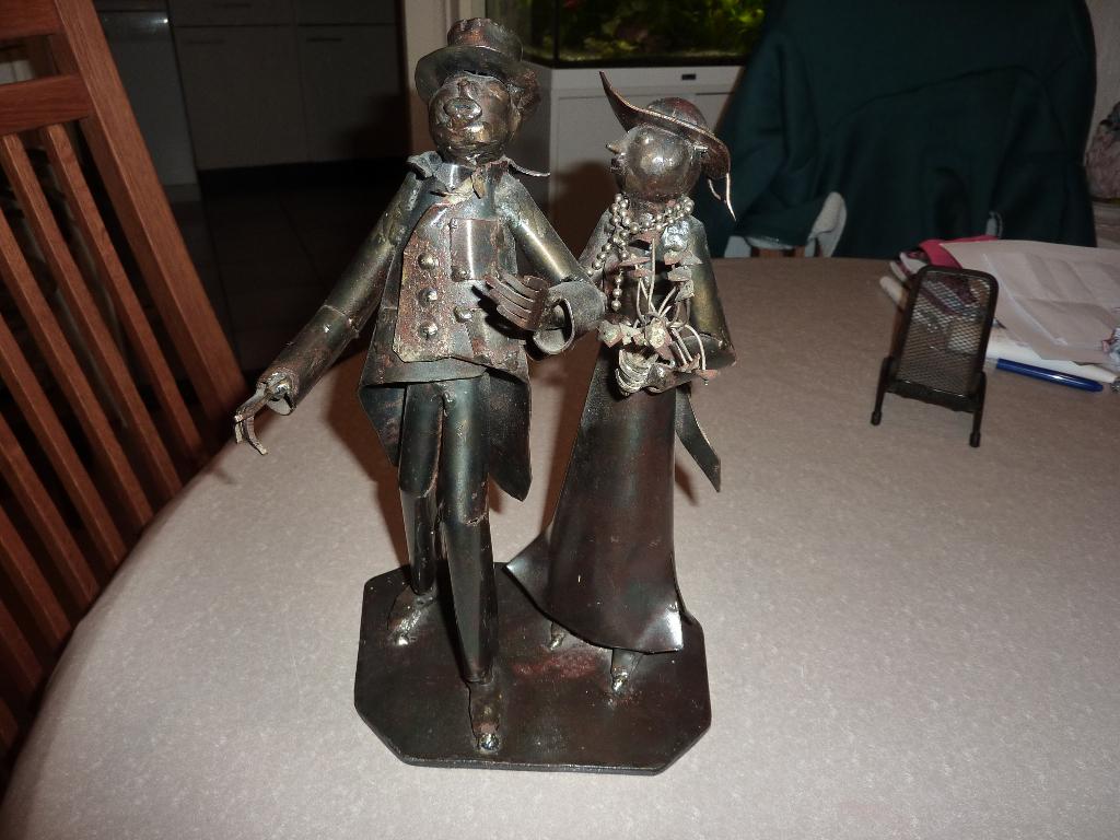 oud zwaar metalen kunstbeeld echtpaar, Groep mensen, Ophalen of Verzenden, 20 - 50 cm, Beeld