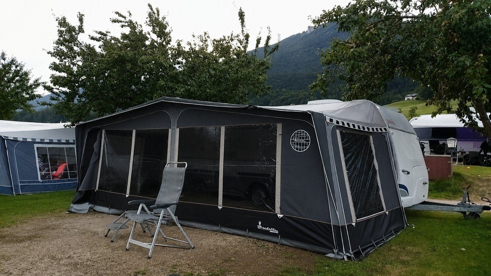 Dethleffs 560 SK (2004) • Airco • Stapelbed • Isabella tent, Rondzit, Particulier, 1250 - 1500 kg, Omvormbare zithoek