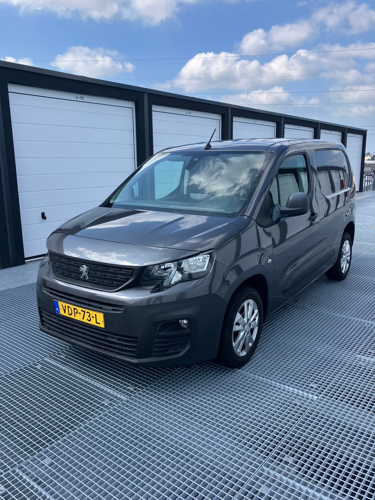 Peugeot Partner 1.6 Bluehdi 100pk 1000kg 2020 Grijs, Auto's, Voorwielaandrijving, Stof, 4 cilinders, Origineel Nederlands