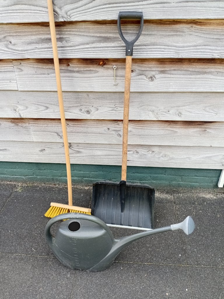 Gieter, bezem en sneeuwschep, Tuin en Terras, Ophalen, Zo goed als nieuw, Bezem, Overige merken