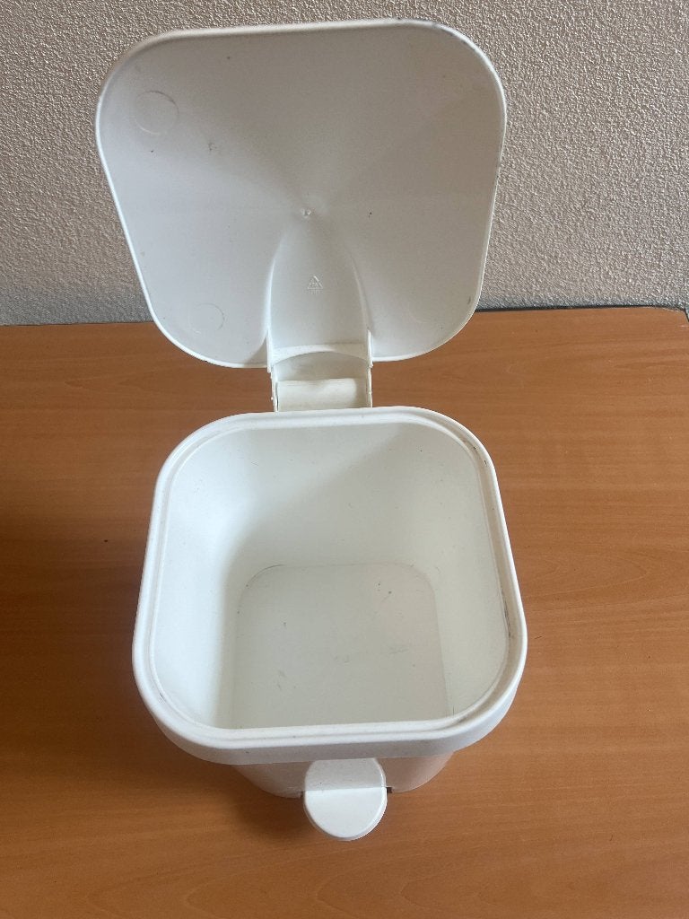 Prullenbakje, Huis en Inrichting, Woonaccessoires | Prullenbakken, Minder dan 10 liter, Ophalen of Verzenden, Gebruikt, Kunststof