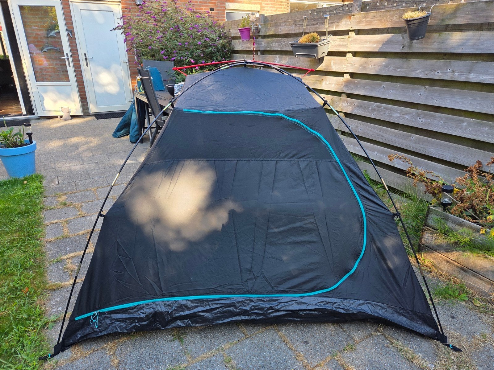 Quechua 3-persoons tent met veldbedjes en matrasjes, Ophalen, Zo goed als nieuw