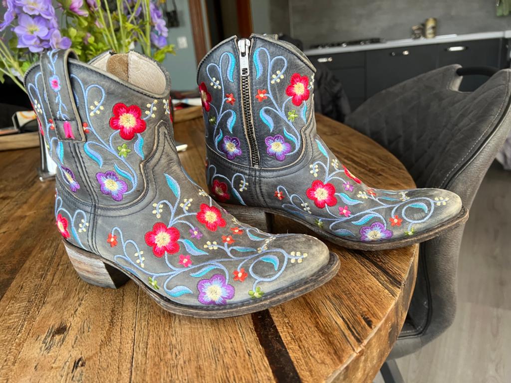 Gedragen cowboylaarzen met bloemenprint, Ophalen of Verzenden, Gedragen, Grijs, Lage of Enkellaarzen