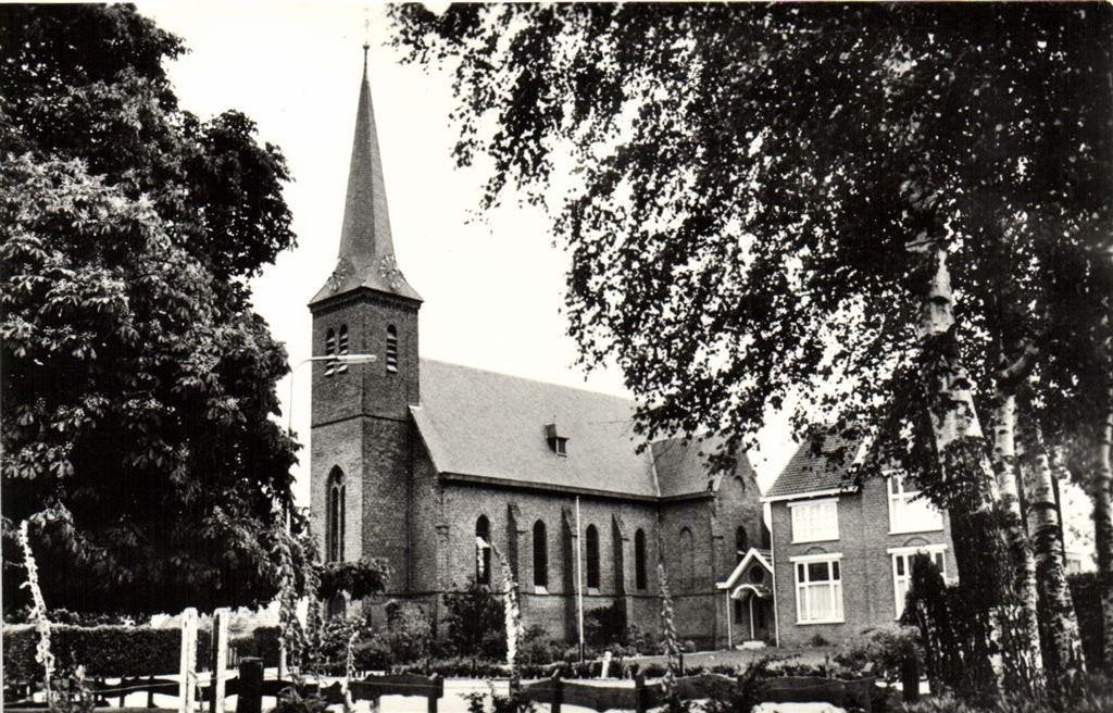 R.K. Kerk en Pastorie, Rekken. - ongelopen, Ophalen of Verzenden, 1960 tot 1980, Ongelopen, Gelderland