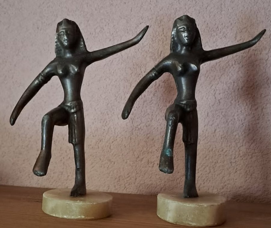 Set van 2 Egyptische beelden van dansende vrouwen., Minder dan 20 cm, Ophalen of Verzenden, Beeld, Metaal