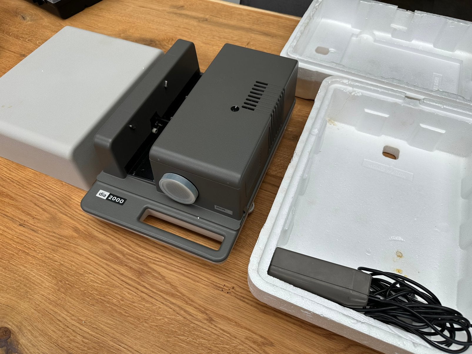 Philips DIA 2000 diaprojector in perfecte staat, Audio, Tv en Foto, Diaprojectors, Ophalen, Zo goed als nieuw
